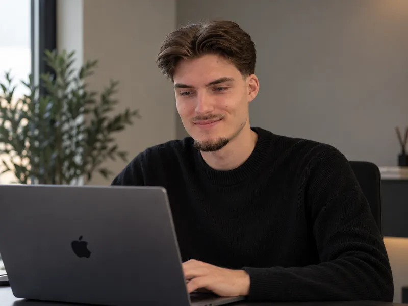Jelle Simons, oprichter van OnTop Webdesign, achter zijn laptop