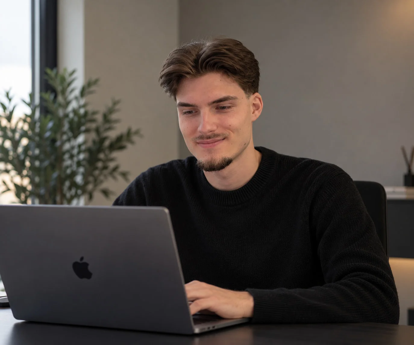Jelle Simons, oprichter van OnTop Webdesign, achter zijn laptop